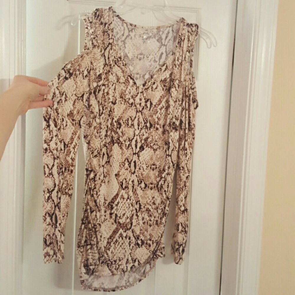 Long sleeve (open shoulder ) fitted/stretchy top